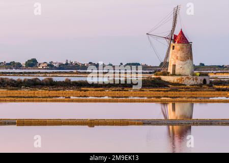 Marais salants dans la réserve naturelle 'Isole dello Stagnone di Marsala' - Trapani, Sicile, Italie Banque D'Images