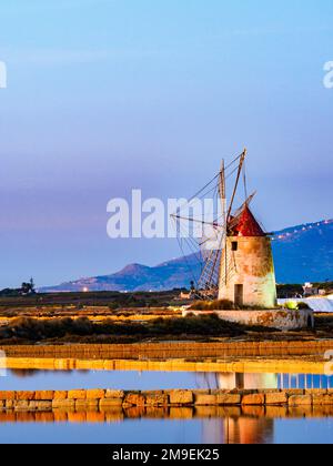 Marais salants dans la réserve naturelle 'Isole dello Stagnone di Marsala' - Trapani, Sicile, Italie Banque D'Images