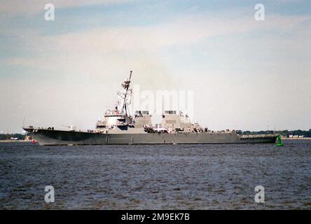 Vue du côté du port du destroyer de missile guidé de la classe Arleigh Burke, USS COLE (DDG 67) en entrant dans son homeport. Le navire est revenu de la mer après le passage de l'ouragan Floyd le long de la côte est. Base: Naval Air Station, Norfolk État: Virginie (va) pays: Etats-Unis d'Amérique (USA) Banque D'Images