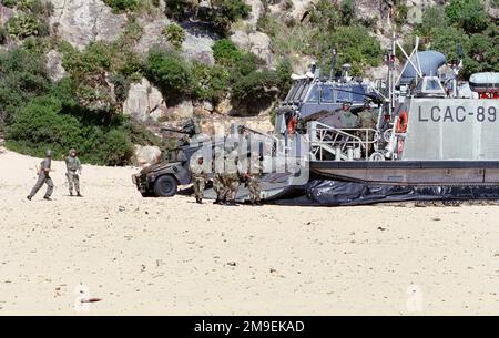 Les Marines de l'unité expéditionnaire maritime (SOC) de 26th déchargent des véhicules d'un embarcation d'atterrissage, Air Cushioned (LCAC) lors d'une fausse invasion à Cap Serrat, Tunisie pendant l'exercice CHARNIÈRE ATLAS. Objet opération/série: BASE CHARNIÈRE ATLAS: Cap Serrat pays: Tunisie (TUN) scène Major Command montré: SIXIÈME FLOTTE Banque D'Images