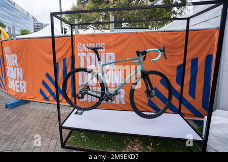 Adélaïde, Australie. 18 janvier 2023 . Le Santos Tour Down Under revient après 2 ans de hiatus. Un village touristique a été installé sur la place Victoria d'Adélaïde pour les amateurs de vélo, notamment une scène principale et un streaming en direct sur un grand écran de courses cyclistes. Credit: amer ghazzal / Alamy Live News Banque D'Images