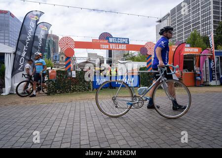 Adélaïde, Australie. 18 janvier 2023 . Le Santos Tour Down Under revient après 2 ans de hiatus. Un village touristique a été installé sur la place Victoria d'Adélaïde pour les amateurs de vélo, notamment une scène principale et un streaming en direct sur un grand écran de courses cyclistes. Credit: amer ghazzal / Alamy Live News Banque D'Images