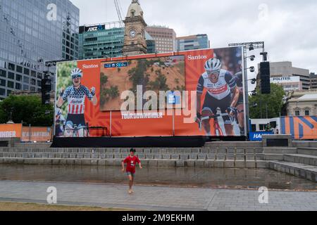 Adélaïde, Australie. 18 janvier 2023 . Le Santos Tour Down Under revient après 2 ans de hiatus. Un village touristique a été installé sur la place Victoria d'Adélaïde pour les amateurs de vélo, notamment une scène principale et un streaming en direct sur un grand écran de courses cyclistes. Credit: amer ghazzal / Alamy Live News Banque D'Images
