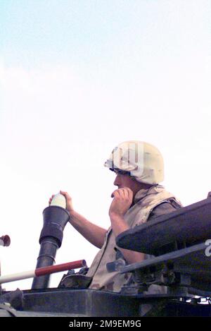 Profil de gauche tir moyen à partir d'un angle bas à un US Marine avec First LAR (Light Armored reconnaissance) Wolfpack Platoon, Camp Pendleton, Californie, alors qu'il se prépare à déposer un mortier dans le tube lors de Brightstar 1999-2000 tenu en octobre et novembre en Egypte. Objet opération/série : BRIGHTSTAR 1999-2000 pays : Égypte (EGY) Banque D'Images