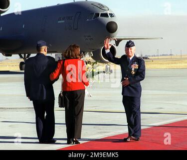 LE Lieutenant-général de la Force aérienne DES ÉTATS-UNIS John B. Sams (à droite), commandant de la Force aérienne à la retraite en 15th, fait ses adieux aux membres du Commandement de la mobilité aérienne et de l'équipe Travis (non représentés) qui sont venus pour le changement de commandement de la Force aérienne des États-Unis en 15th et pour sa retraite de la Force aérienne des États-Unis. LTGEN Sams a fait de la Force aérienne sa carrière pendant 32 ans. Base : Travis Air Force base État : Californie (CA) pays : États-Unis d'Amérique (USA) Banque D'Images