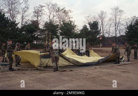 Etats-Unis Marines du quartier général Battery, 3rd Bataillon, 12th Marines, du Camp Hansen, Okinawa, Japon, ont installé une tente à usage général lors d'une fusillade de de relocalisation de l'artillerie au camp de base d'Ojojihara, Ojojihara, Japon. Sujet opération/série: OJOJIHARA base DE TIR DE RELOCALISATION D'ARTILLERIE: Ojojihara base Camp pays: Japon (JPN) Banque D'Images