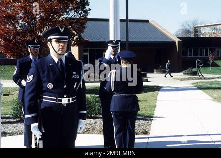 L'aile des opérations spéciales de 193rd, Garde nationale aérienne de Pennsylvanie, Garde d'honneur de la base, est présentée lors d'une cérémonie de retraite en l'honneur des aviateurs Tuskegee, à l'occasion de la Journée des anciens combattants. L'Université d'État de Pennsylvanie, à Harrisburg, a accueilli cet événement et la Garde d'honneur de l'OW 193rd, Middletown, PA, a organisé la cérémonie de retraite. LE Sergent D'ÉTAT-MAJOR Mike Weaver, à gauche) est prêt alors que SSGT Anthony Kearse salue le drapeau qui sera présenté à l'AVIATEUR Tuskegee. Base: Harrisburg État: Pennsylvanie (PA) pays: Etats-Unis d'Amérique (USA) Banque D'Images