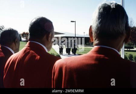 Les membres de la section de la côte est de l'Association des AVIATEURS Tuskegee regardent la Garde d'honneur de la base de l'aile des opérations spéciales de 193rd, Harrisburg, en Pennsylvanie, se préparer à organiser une cérémonie de retraite lors d'une célébration de la Journée des anciens combattants. Les membres de la section de la côte est de l'Association Tuskegee Airman's Association regardent la Garde d'honneur de la base de l'aile des opérations spéciales de 193rd, à Harrisburg, en Pennsylvanie, se préparer à organiser une cérémonie de retraite lors d'une célébration de la Journée des anciens combattants. Banque D'Images