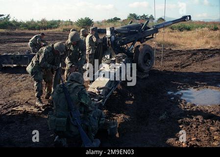 Vue arrière droite tir moyen d'un Howitzer US Marine M198 155mm en tant que cannoneers marins de la Compagnie Lima, 3rd Bataillon, 12th Marines, de Camp Hansen, Okinawa, Japon, démontez la base du Howitzer pour qu'il puisse être déplacé à un autre emplacement de tir pendant l'un des exercices d'entraînement à l'Artillery Relocation Shoot à Ojojihara, Japon. Sujet opération/série: OJOJIHARA base DE TIR DE RELOCALISATION D'ARTILLERIE: Ojojihara base Camp pays: Japon (JPN) Banque D'Images