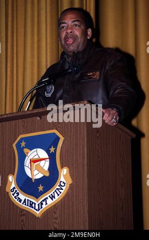 LE général de division DE LA Force aérienne DES ÉTATS-UNIS John D. Hopper, commandant de la Force aérienne 21st, base aérienne de McGuire, New Jersey, prononce un discours rassurant aux réservistes de la 512th Airlift Wing à la Dover AFB, Delaware, au cours d'un appel des commandants tôt le matin. Les 0700 heures que les commandants appellent samedi, 20 novembre 1999 a été le premier arrêt le deuxième jour de la visite de deux jours du général Hoppers à l'AFB de Douvres. Base: Dover Air Force base État: Delaware (DE) pays: Etats-Unis d'Amérique (USA) Banque D'Images