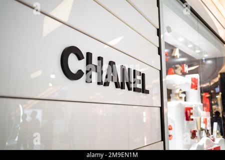 Bangkok, Thaïlande - 3 janvier 2020 : logo Chanel devant la boutique de Bangkok. Banque D'Images