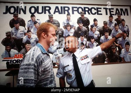 En mettant sur le visage de son meilleur sergent-perforateur, le sergent technique de l'US Air Force Azzaam Rahmaan donne à Aaron Polinard un aperçu rapide de ce qu'il va faire face lors de l'entraînement de base. TSGT Rahmaan est le premier recruteur de la Force aérienne en 10 ans à envoyer plus de 100 personnes à la formation de base en un an. Il est présenté dans l'article de décembre 1999 D'AIRMAN Magazine, « Puttin » « em in Boots ». Base: San Antonio État: Texas (TX) pays: États-Unis d'Amérique (USA) Banque D'Images