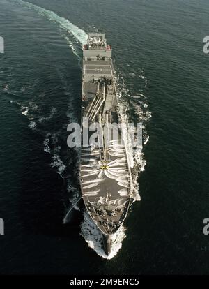 Vue oblique élevée du navire de transport lourd stratégique USNS RED CLOUD (T-AKR 313) du Commandement militaire de Seallift (MSC) en cours sur les essais en mer des constructeurs au large de San Diego. Le navire effectue également un test de nettoyage de décontamination. Pays : Océan Pacifique (POC) Banque D'Images