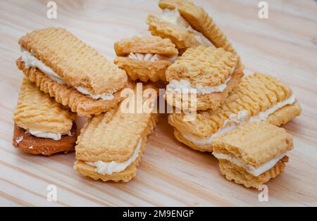 Biscuits sablés faits maison à la crème anglaise, très appréciés de l'Afrique du Sud sur une surface rustique Banque D'Images