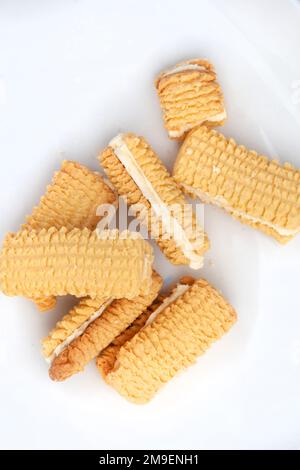 Biscuits sablés faits maison à la crème anglaise, très appréciés de l'Afrique du Sud sur une surface rustique Banque D'Images