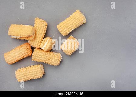 Biscuits sablés faits maison à la crème anglaise, très appréciés de l'Afrique du Sud sur une surface rustique Banque D'Images