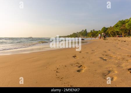 Sri Lankan belle plage avec les peuples Banque D'Images