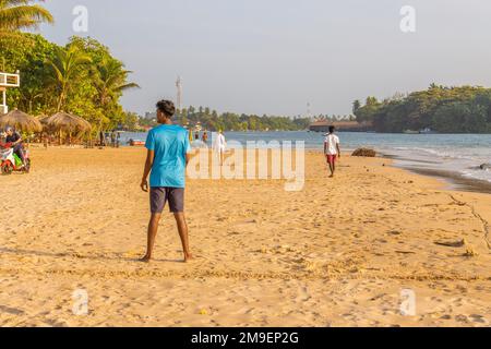 Sri Lankan belle plage avec les peuples Banque D'Images