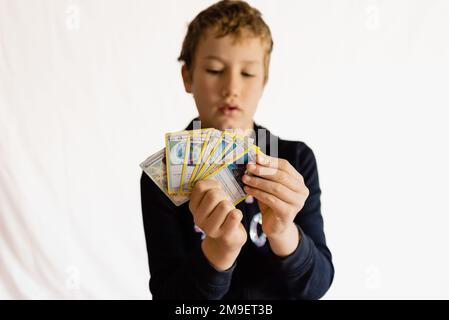 Valence, Espagne - 10 janvier 2023: Un garçon tient des cartes de jeu de rôle Pokémon, à la mode parmi les enfants dans les écoles. Banque D'Images
