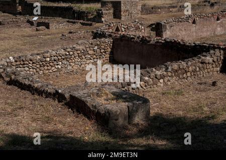 Columbaria - niches à pignons pour les interzones de crémation de statut bas - perce un mur dans la nécropole de Porta Marina en ruines de l'époque romaine dans la zone sud de l'ancien port grec et romain de Velia, par Marina Ascea sur les rives de la mer Tyrrhénienne en Campanie, dans le sud de l'Italie. Banque D'Images