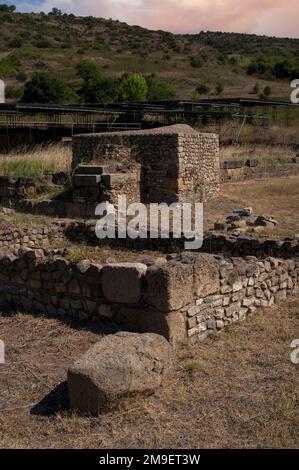 L'échafaudage supporte des toits plats protégeant les vestiges excavés d'une insula, un ancien immeuble, au milieu des ruines de l'arrière-pays portuaire du sud à Velia, sur les rives de la mer Tyrrhénienne. La ville, à Marina di Ascea, Campanie, dans le sud de l'Italie, a été fondée par des colons grecs mais est devenue une municipalité romaine en 88 av. J.-C. Banque D'Images