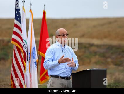 Paul Farnan, adjoint principal, secrétaire adjoint de l'armée pour les installations, l'énergie et l'environnement, parle lors d'une cérémonie révolutionnaire, 19 mai 2022, pour un projet de résilience énergétique à la base d'entraînement des forces interarmées à Los Alamitos, en Californie. Le projet, qui sera construit, possédé et exploité par Bright Canyon Energy, générera 26 mégawatts de photovoltaïque solaire, et comprendra un système de stockage de l'énergie de la batterie, des générateurs de secours et un système de contrôle microréseau. Le projet améliore la résilience énergétique de l’installation en fournissant de l’énergie à des missions critiques pour un minimum Banque D'Images