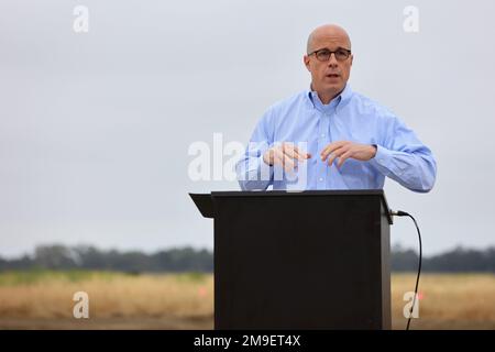 Paul Farnan, adjoint principal, secrétaire adjoint de l'armée pour les installations, l'énergie et l'environnement, parle lors d'une cérémonie révolutionnaire, 19 mai 2022, pour un projet de résilience énergétique à la base d'entraînement des forces interarmées à Los Alamitos, en Californie. Le projet, qui sera construit, possédé et exploité par Bright Canyon Energy, générera 26 mégawatts de photovoltaïque solaire, et comprendra un système de stockage de l'énergie de la batterie, des générateurs de secours et un système de contrôle microréseau. Le projet améliore la résilience énergétique de l’installation en fournissant de l’énergie à des missions critiques pour un minimum Banque D'Images