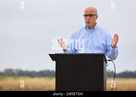 Paul Farnan, adjoint principal, secrétaire adjoint de l'armée pour les installations, l'énergie et l'environnement, parle lors d'une cérémonie révolutionnaire, 19 mai 2022, pour un projet de résilience énergétique à la base d'entraînement des forces interarmées à Los Alamitos, en Californie. Le projet, qui sera construit, possédé et exploité par Bright Canyon Energy, générera 26 mégawatts de photovoltaïque solaire, et comprendra un système de stockage de l'énergie de la batterie, des générateurs de secours et un système de contrôle microréseau. Le projet améliore la résilience énergétique de l’installation en fournissant de l’énergie à des missions critiques pour un minimum Banque D'Images