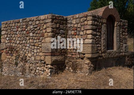 Grand pas vers le haut : seuil de porte ronde dans un bâtiment restauré au toit d'un tunnel, au milieu des vestiges excavés de l'ancien port gréco-romain de Velia, est maintenant bien au-dessus du niveau du sol. Le bâtiment se dresse, avec ses fondations exposées, dans le quartier sud du Parco Archeologico di Elea Velia à Marina di Ascea sur la côte de la mer Tyrrhénienne à Campanie, en Italie. Banque D'Images