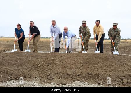 Une cérémonie d'inauguration a lieu à 19 mai 2022, pour un projet de résilience énergétique à la base d'entraînement des forces interarmées à Los Alamitos, en Californie. De gauche à droite : Stephanie Kline, directrice de projet, et Robert Hughes, directeur exécutif, tous deux aux États-Unis Army Office of Energy initiatives, Robert Smith, président de Bright Canyon Energy, Paul Farnan, adjoint principal, secrétaire adjoint de l'Armée pour les installations, l'énergie et l'environnement, États-Unis Le Sgt. Maj. Refugio Rosas, de la Division d'infanterie 40th, Garde nationale de l'armée de Californie, Anthony Marasa, gestionnaire de projet chez Bright Canyon Energ Banque D'Images