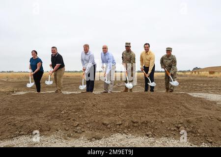 Une cérémonie d'inauguration a lieu à 19 mai 2022, pour un projet de résilience énergétique à la base d'entraînement des forces interarmées à Los Alamitos, en Californie. De gauche à droite : Stephanie Kline, directrice de projet, et Robert Hughes, directeur exécutif, tous deux aux États-Unis Army Office of Energy initiatives, Robert Smith, président de Bright Canyon Energy, Paul Farnan, adjoint principal, secrétaire adjoint de l'Armée pour les installations, l'énergie et l'environnement, États-Unis Le Sgt. Maj. Refugio Rosas, de la Division d'infanterie 40th, Garde nationale de l'armée de Californie, Anthony Marasa, gestionnaire de projet chez Bright Canyon Energ Banque D'Images