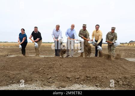 Une cérémonie d'inauguration a lieu à 19 mai 2022, pour un projet de résilience énergétique à la base d'entraînement des forces interarmées à Los Alamitos, en Californie. De gauche à droite : Stephanie Kline, directrice de projet, et Robert Hughes, directeur exécutif, tous deux aux États-Unis Army Office of Energy initiatives, Robert Smith, président de Bright Canyon Energy, Paul Farnan, adjoint principal, secrétaire adjoint de l'Armée pour les installations, l'énergie et l'environnement, États-Unis Le Sgt. Maj. Refugio Rosas, de la Division d'infanterie 40th, Garde nationale de l'armée de Californie, Anthony Marasa, gestionnaire de projet chez Bright Canyon Energ Banque D'Images