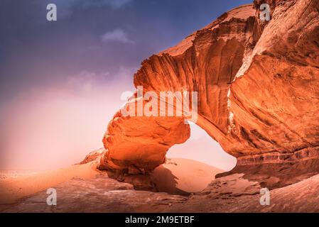 Disah, Wadi Rum, Jordanie. Désert d'Arabie avec le célèbre pont de rocher de Kharaz Jebel, monde émerveillement Vallée de la Lune. Banque D'Images