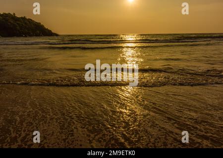 Sri Lankan belle plage avec les peuples Banque D'Images