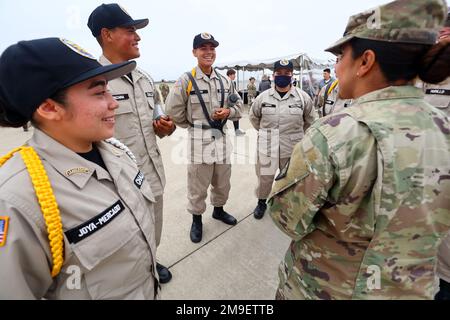 ÉTATS-UNIS Le lieutenant-colonel de l'armée Manju Vig, commandant de garnison de la base d'entraînement des forces interarmées, Los Alamitos, s'entretient avec l'Académie du défi de la jeunesse Sunburst classe 29, le cadet Mauricio Orozco et d'autres cadets qui ont présenté les couleurs lors d'une cérémonie révolutionnaire, 19 mai 2022, Pour un projet de résilience énergétique à la base d'entraînement des forces interarmées à Los Alamitos, en Californie. L'Académie Sunburst Youth Challenge est située sur l'installation et les cadets soutiennent fréquemment des événements sur la base. Banque D'Images