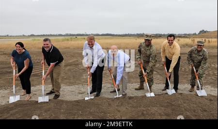 Une cérémonie d'inauguration a lieu à 19 mai 2022, pour un projet de résilience énergétique à la base d'entraînement des forces interarmées à Los Alamitos, en Californie. De gauche à droite : Stephanie Kline, directrice de projet, et Robert Hughes, directeur exécutif, tous deux aux États-Unis Army Office of Energy initiatives, Robert Smith, président de Bright Canyon Energy, Paul Farnan, adjoint principal, secrétaire adjoint de l'Armée pour les installations, l'énergie et l'environnement, États-Unis Le Sgt. Maj. Refugio Rosas, de la Division d'infanterie 40th, Garde nationale de l'armée de Californie, Anthony Marasa, gestionnaire de projet chez Bright Canyon Energ Banque D'Images