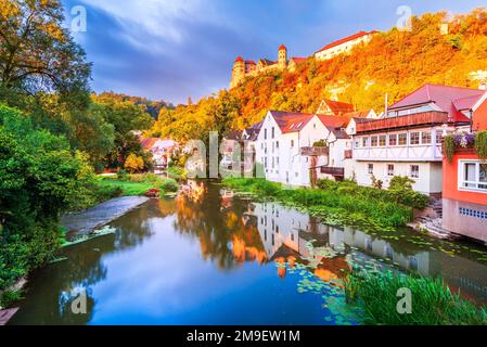 Harburg, Allemagne. Vue sur le lever du soleil avec petit village charmant et château, route romantique pittoresque, Swabia historique. Paysage rural de la rivière Wornitz. Banque D'Images