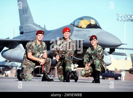 LE Sergent Jeremy Hardy (à droite), un parasecouriste, Ron Ellis (à gauche), un AVIATEUR PRINCIPAL de l'US Air Force, et le Sergent Andy Kubik (au centre), un contrôleur de combat, membres d'une équipe de sauvetage, posent devant un F-16 Faucon Fighting Falcon à Hurlburt Field, en Floride. Cette image est tirée de l'article du magazine AIRMAN de février 2000 « à la rescousse ». Base: Hurlburt Field État: Floride (FL) pays: Etats-Unis d'Amérique (USA) Banque D'Images