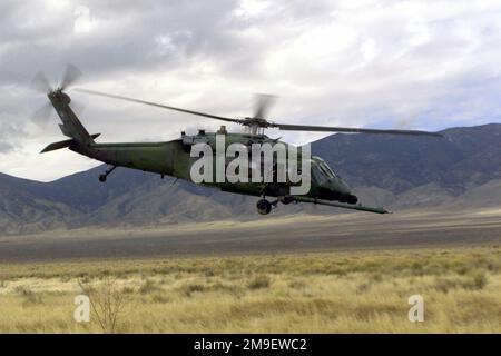 Profil de droite, tir moyen comme USAF HH-60 pilote d'hélicoptère Pavehawk US Air Force 1st. Lieuenant Danny Amegin (non représenté), de l'escadron de sauvetage 41st, base aérienne Moody, Géorgie, manœuvre son avion en position lors d'une simulation de chute de parasecouriste (non illustré), près de la base aérienne navale Fallon, Nevada. Les membres de l'escadron de sauvetage 41st participent à l'exercice Desert Rescue VIII un exercice conjoint de l'Armée, de la Marine, de la Force aérienne et de la Marine (Armée, Marine et Marine) pour préparer chaque service à un sauvetage en temps de guerre dans un environnement conjoint. Opération du sujet/ Banque D'Images