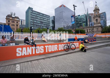 Adélaïde, Australie. 18 janvier 2023 . Le Santos Tour Down Under revient après 2 ans de hiatus. Un village touristique a été installé sur la place Victoria d'Adélaïde pour les amateurs de vélo, notamment une scène principale et la diffusion en direct sur un grand écran de courses cyclistes. Credit: amer ghazzal / Alamy Live News Banque D'Images