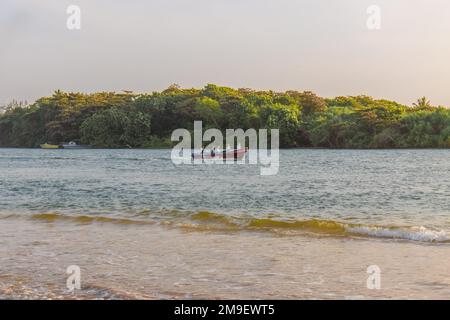 Sri Lankan belle plage avec les peuples Banque D'Images