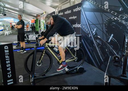 Adélaïde, Australie. 18 janvier 2023 . Le Santos Tour Down Under revient après 2 ans de hiatus. Un village touristique a été installé sur la place Victoria d'Adélaïde pour les amateurs de vélo, notamment une scène principale et la diffusion en direct sur un grand écran de courses cyclistes. Credit: amer ghazzal / Alamy Live News Banque D'Images