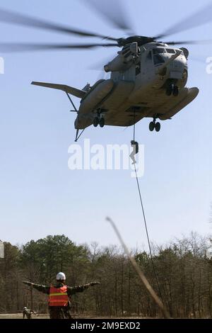 Vue de face droite vue moyenne sous un angle bas, regardant comme US Marine CH-53 'Super Sea Stallion' de la base aérienne navale HMH 772nd, Pennsylvanie, se hante près de la zone de chute, tout en déployant l'équipe de cordage rapide, dimanche, 5 mars 2000. L'équipe composée de membres de l'équipe Air Force explosive Ordnance Disposal de Charleston AFB, en Caroline du Sud, et de Travis AFB, en Californie, est déployée au Air Mobility Warfare Center, fort dix, dans le New Jersey, pour le Phoenix Readiness combat course. Objet opération/série: PHOENIX READINESS base: Fort Dix État: New Jersey (NJ) pays: États-Unis d'Amérique ( Banque D'Images