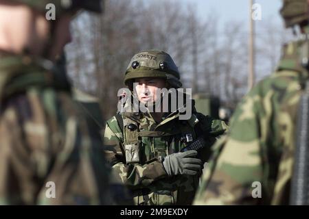 Tout droit sur un tir moyen alors que le colonel Mark Schultz de l'armée de l'air américaine donne un briefing sur les opérations aux troupes déployées initialement pour l'exercice d'entraînement sur le terrain, dimanche, 5 mars 2000. LE COL Schultz est commandant du groupe des opérations de la 319th Escadre de ravitaillement en vol, à Grand Forks, au Dakota du Nord, et il est déployé au Air Mobility Warfare Centre, à fort dix, au New Jersey, à titre de commandant du Phoenix combat Readiness course. Objet opération/série: PHOENIX READINESS base: Naval Air Station, Fallon State: Nevada (NV) pays: États-Unis d'Amérique (USA) Banque D'Images