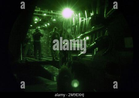 Photographie légère montrant des avions de la US Air Force (USAF) affectés au 37th Airlift Squadron (AS), 86th Airlift Wing (AW), déchargeant des fournitures humanitaires d'un C-130 Hercules sur la ligne de vol de la base aérienne de Hoedspruit, en Afrique du Sud, pendant LA RÉPONSE de l'opération ATLAS. Le personnel de l'USAF est déployé en Afrique du Sud pour apporter une aide humanitaire aux personnes forcées de quitter leurs foyers dans les régions inondées du Mozambique. Objet opération/série : BASE DE RÉPONSE DE L'ATLAS : base aérienne de Hoedspruit pays : Afrique du Sud (ZAF) Banque D'Images