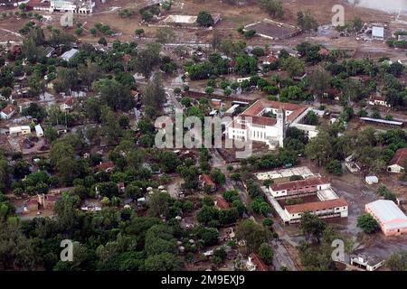 Vue aérienne, longue vue, en regardant vers le bas tandis que l'eau remplit les rues de la ville de Guiji près de la rivière Limpopo dans le sud du Mozambique, forçant les gens de leurs maisons vers des terres plus élevées. Des aéronefs C-130 (non illustrés), affectés au 37th escadron de transport aérien de la base aérienne de Ramstein, en Allemagne, font chaque jour des missions de surveillance aérienne de Keen Sage au-dessus du Mozambique pour aider à trouver les victimes bloquées des inondations et à faire des enquêtes sur les dommages causés par les inondations en Afrique australe. Les aéronefs C-130 du 37th Escadron de transport aérien sont déployés à la base aérienne de Hoedspruit, en Afrique du Sud, dans le cadre de l'opération humanit de l'Atlas Response des États-Unis Banque D'Images