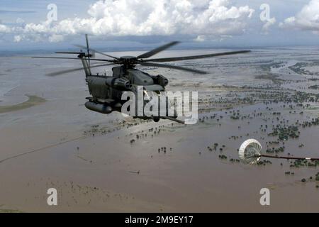 Vue avant droite d'une prise de vue aérienne de longueur moyenne en tant qu'hélicoptère « Pave Low IV » de la US Air Force MH-53M affecté à l'escadron des opérations spéciales 21st, Royal Air Force, Mildenhall (seul le tuyau de ravitaillement et la rampe de traînante du MC-130P sont visibles), Survole le centre du Mozambique inondé près de la ville de Chibuto alors qu'il ravitaillait à partir d'un MC-130P 'Shadown' de l'escadron des opérations spéciales 67th, Royal Air Force Mildenhall. Les MH-53M Pave Baves opèrent à partir de la base aérienne de Hoedspruit en Afrique du Sud, où ils sont déployés à l'appui de l'opération Atlas Response. L'opération Atlas Response est une opération multi-nat Banque D'Images