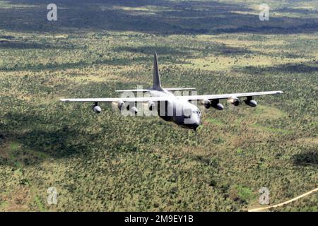 Vue de face droite prise de vue aérienne de moyenne durée sous la forme d'une US Air Force MC-130P 'Shadown' de l'escadron des opérations spéciales 67th, Royal Air Force, Mildenhall, survole l'Afrique du Sud pour effectuer une mission de reconnaissance des routes endommagées dans le centre du Mozambique après avoir quitté la base aérienne Hoedspruit, Afrique du Sud, où ils sont déployés à l'appui de l'opération Atlas Response. L'opération Atlas Response est une mission multinationale de secours humanitaire qui aide les personnes déplacées dans le centre et le sud du Mozambique qui ont été dévastées par des inondations récentes (inondations et victimes non indiquées). Sous Banque D'Images