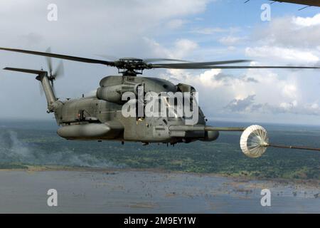 Vue avant droite vue aérienne moyenne prise comme un hélicoptère de la US Air Force MH-53M 'Pave Low IV' affecté à l'escadron des opérations spéciales 21st, Royal Air Force Mildenhall (seul le tuyau de ravitaillement et la goulotte de traînée du MC-130P sont visibles), Survole le centre du Mozambique inondé près de la ville de Chibuto alors qu'il ravitaillait à partir d'un MC-130P 'Shadown' de l'escadron des opérations spéciales 67th, Royal Air Force, Mildenhall. Les MH-53M Pave Baves opèrent à partir de la base aérienne de Hoedspruit en Afrique du Sud, où ils sont déployés à l'appui de l'opération Atlas Response. L'opération Atlas Response est une opération multinationale Banque D'Images