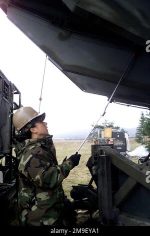 LE Sergent Diana Rayno, de L'ÉQUIPE DE la Force aérienne DES ÉTATS-UNIS, du 52nd e Escadron de communication, à la base aérienne de Spangdahlem, en Allemagne, sécurise les pédales à un antenne parabolique de 20ft. Plus de 200 soldats (non représentés) de Spangdahlem AB, en Allemagne, ont été déployés dans la base aérienne 33rd de Malacky, en Slovaquie, pour soutenir l'exercice Lion's Claw. Sujet opération/série: LION'S CLAW base: Malacky pays: Slovaquie (SVK) Banque D'Images